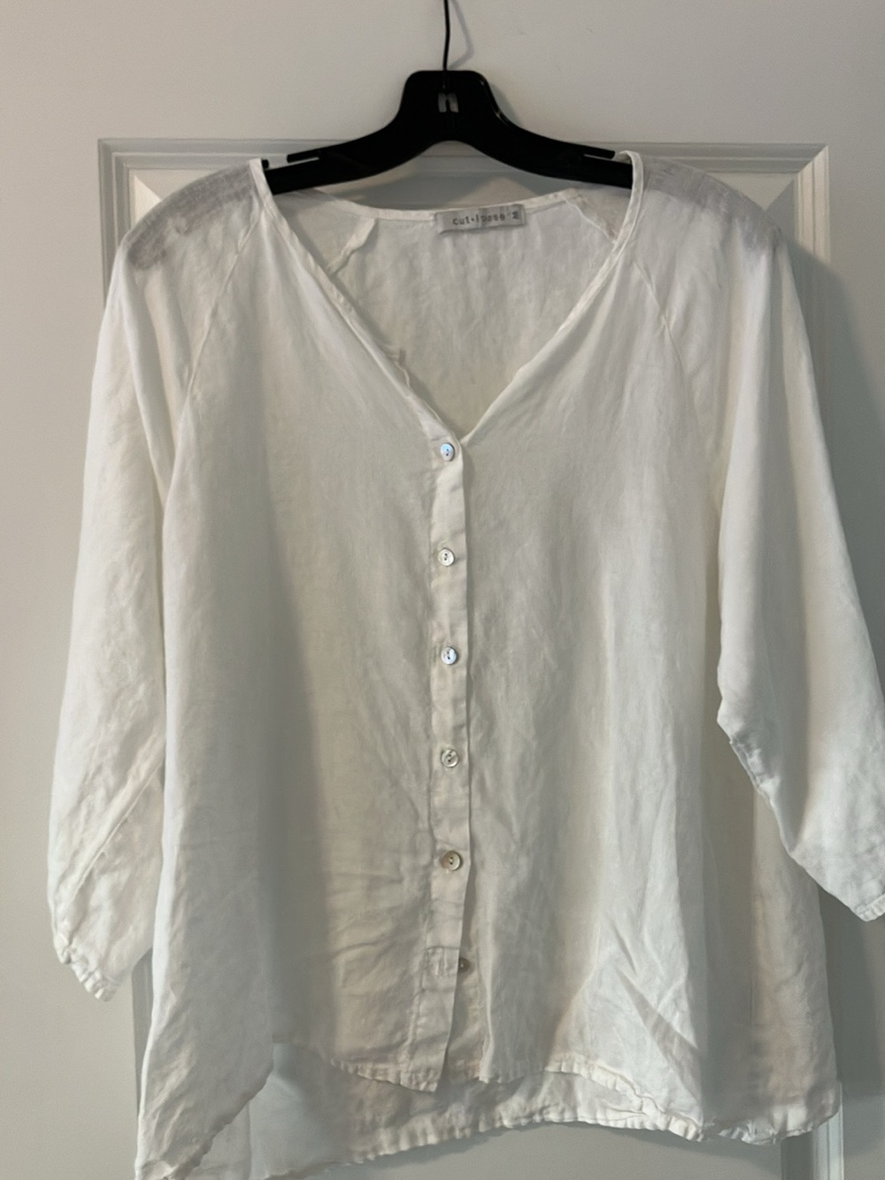 cut loose White Button-Front Lightweight linen V-Neck Shirt - Picture 5 of 6